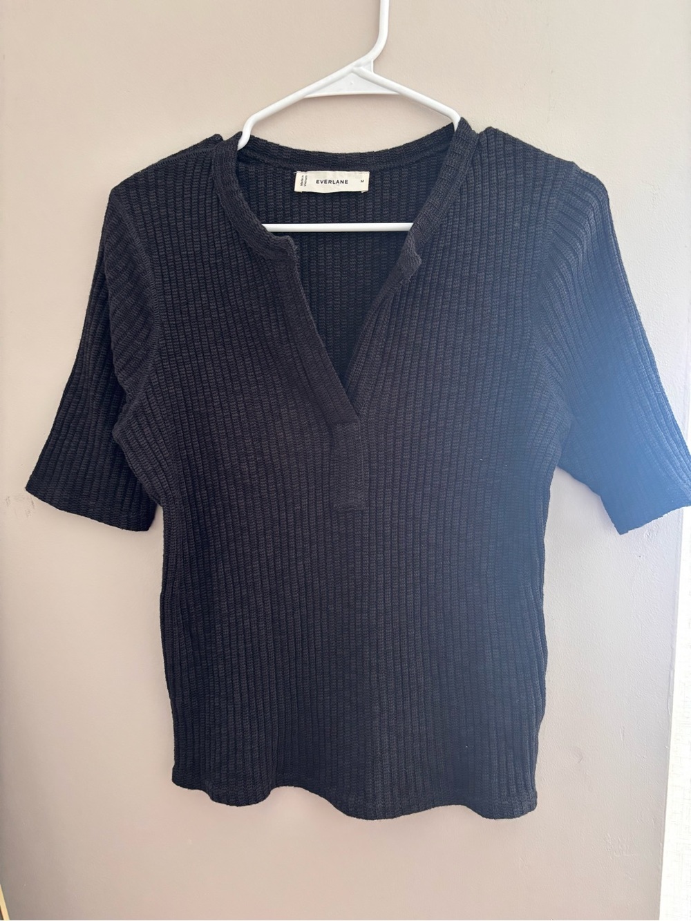 Everlane Black Ribbed V-Notch Short Sleeve Tee